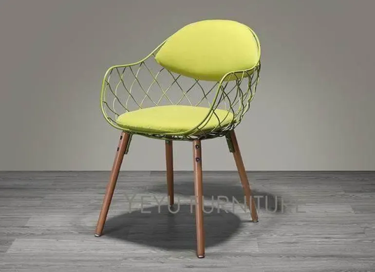 Moderner Metallstuhl mit Holzbeinen – Luxusdesign