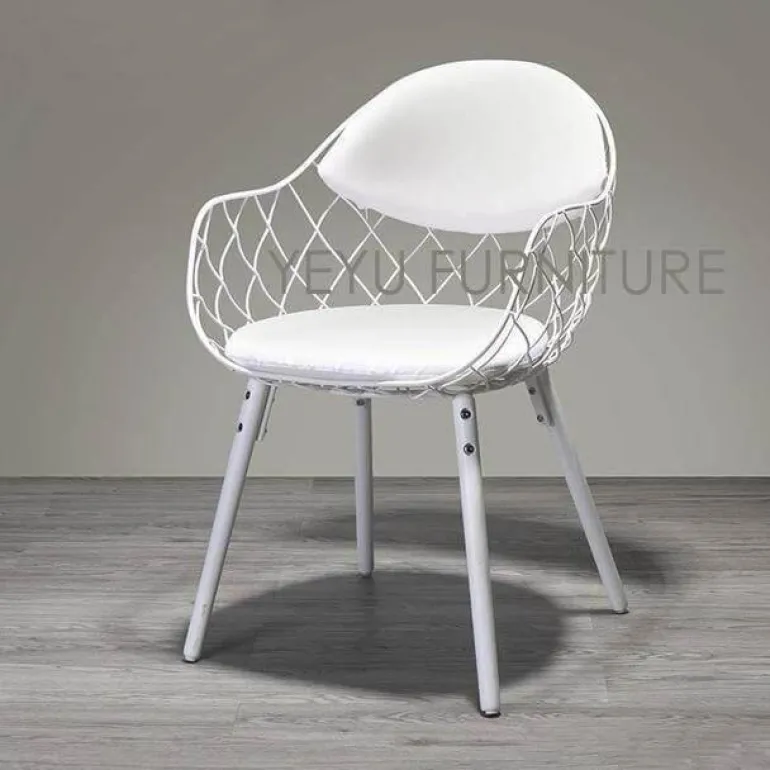 Moderner Metallstuhl mit Holzbeinen – Luxusdesign