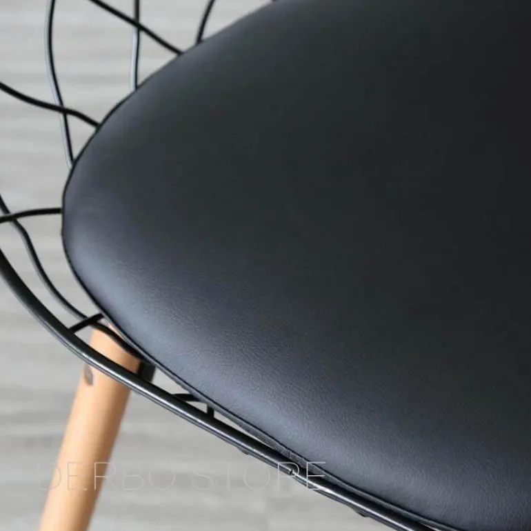 Moderner Metallstuhl mit Holzbeinen – Luxusdesign