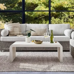 Moderner Outdoor-Couchtisch für stilvolles Wohnen auf der Terrasse