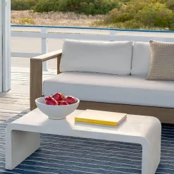 Moderner Outdoor-Couchtisch für stilvolles Wohnen auf der Terrasse