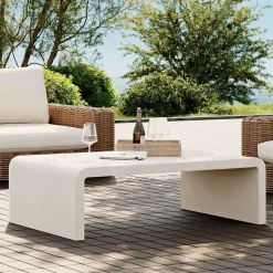 Moderner Outdoor-Couchtisch für stilvolles Wohnen auf der Terrasse
