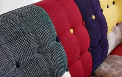 Modernes, farbenfrohes Doppelsofa – zeitgenössisches Design