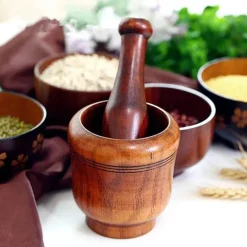 Mörser und Stößel aus Naturholz – unverzichtbares Küchenwerkzeug für Gewürze und Kräuter