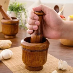 Mörser und Stößel aus Naturholz – unverzichtbares Küchenwerkzeug für Gewürze und Kräuter