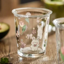 Niedliche Glastasse mit Bär und Kaninchen – buntes Trinkgeschirr für Tee und Kaffee