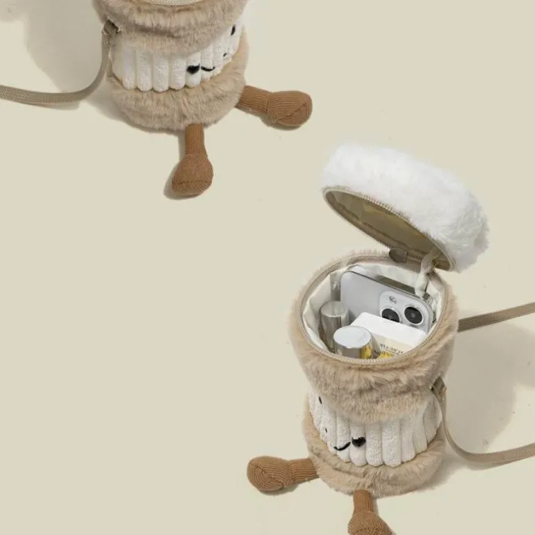 Niedliche Plüschtasche mit Kaffeetassenhalter