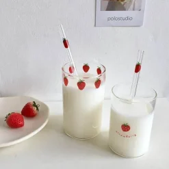 Niedlicher Glasbecher mit Erdbeermotiv, 300 ml, hitzebeständig, mit Strohhalm