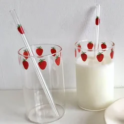 Niedlicher Glasbecher mit Erdbeermotiv, 300 ml, hitzebeständig, mit Strohhalm