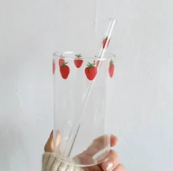 Niedlicher Glasbecher mit Erdbeermotiv, 300 ml, hitzebeständig, mit Strohhalm