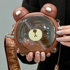 Niedlicher Wasserbecher mit kleinem Jungen – Trinkgefäß mit großem Fassungsvermögen