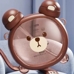 Niedlicher Wasserbecher mit kleinem Jungen – Trinkgefäß mit großem Fassungsvermögen