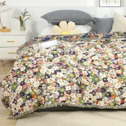 Nordische Blumendecke - Weiche Sommerdeko aus Baumwolle