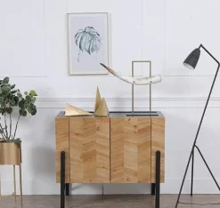 Nordischer Holzschrank – Elegante Aufbewahrungslösung für den Seiteneingang