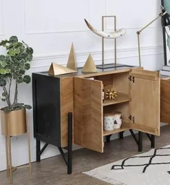 Nordischer Holzschrank – Elegante Aufbewahrungslösung für den Seiteneingang