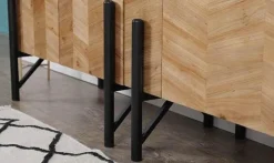 Nordischer Holzschrank – Elegante Aufbewahrungslösung für den Seiteneingang