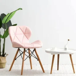 Nordischer Leder-Holzstuhl – Akzentmöbel im modernen Design