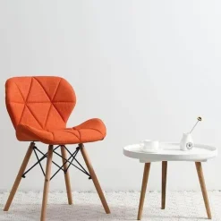 Nordischer Leder-Holzstuhl – Akzentmöbel im modernen Design