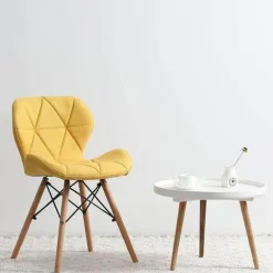 Nordischer Leder-Holzstuhl – Akzentmöbel im modernen Design