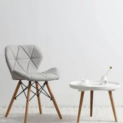 Nordischer Leder-Holzstuhl – Akzentmöbel im modernen Design