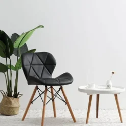 Nordischer Leder-Holzstuhl – Akzentmöbel im modernen Design