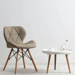 Nordischer Leder-Holzstuhl – Akzentmöbel im modernen Design