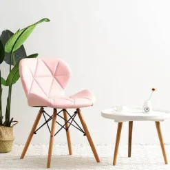 Nordischer Leder-Holzstuhl – Akzentmöbel im modernen Design