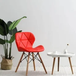 Nordischer Leder-Holzstuhl – Akzentmöbel im modernen Design