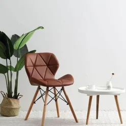 Nordischer Leder-Holzstuhl – Akzentmöbel im modernen Design