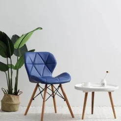 Nordischer Leder-Holzstuhl – Akzentmöbel im modernen Design