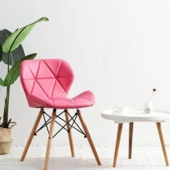 Nordischer Leder-Holzstuhl – Akzentmöbel im modernen Design