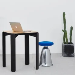 Nordischer Metallhocker – Modernes, weiches Finish