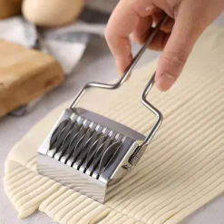 Nudelschneider – Nudelwerkzeug aus Edelstahl mit Knoblauch-Ingwer-Roller