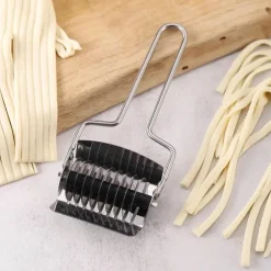 Nudelschneider – Nudelwerkzeug aus Edelstahl mit Knoblauch-Ingwer-Roller