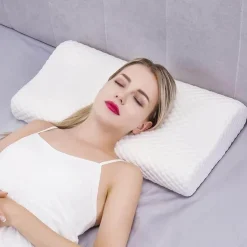 Orthopädisches Nackenkissen aus Memory-Schaum – stützendes Reisekissen