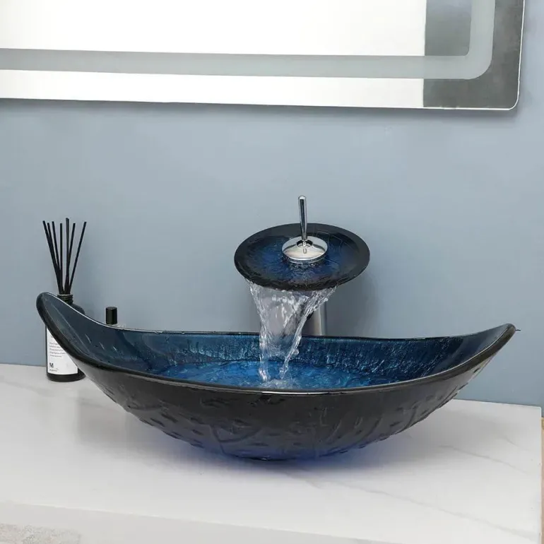 Ovales Aufsatzwaschbecken aus gehärtetem Glas mit Wasserfall-Wasserhahn-Kombination