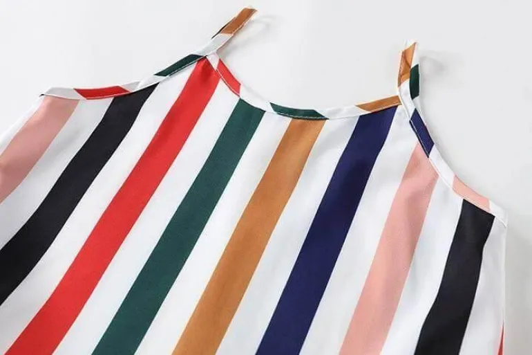 Passende trägerlose Outfits mit Regenbogenstreifen für Mutter und Tochter