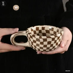 Personalisierte Retro-Schachbrett-Tasse – Einzigartige Kaffeetasse aus Keramik