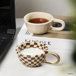 Personalisierte Retro-Schachbrett-Tasse – Einzigartige Kaffeetasse aus Keramik