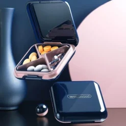 Pillendose mit 4 Fächern – Reisekapselhülle für Medikamente
