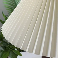 Plissierte Tischlampe aus Holz – Moderne, stilvolle Beleuchtung für Ihr Zuhause