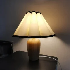 Plissierte Tischlampe mit Holzsockel – Stilvolle Wohnraumbeleuchtung