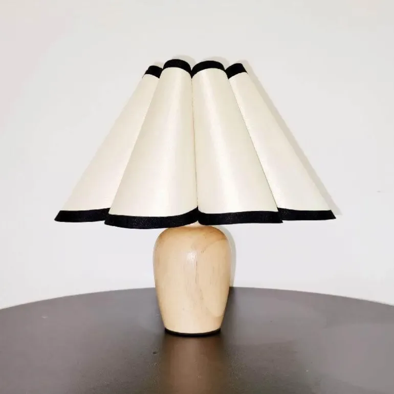 Plissierte Tischlampe mit Holzsockel – Stilvolle Wohnraumbeleuchtung