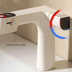 Pull-Out Kitchen Faucet - Elegant Digital Design for Clean Water