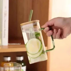 Quadratischer Becher mit Deckel und Strohhalm – 350 ml, Trinkglas mit farbigem Griff