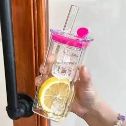 Quadratischer Becher mit Deckel und Strohhalm – 350 ml, Trinkglas mit farbigem Griff