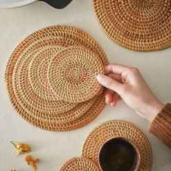 Rattan-Untersetzer-Set mit Halter – Getränkeuntersetzer aus Glas für die Heimdekoration