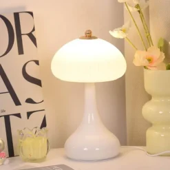 Romantische cremefarbene Tischlampe – elegantes Beleuchtungsdekor für Zuhause