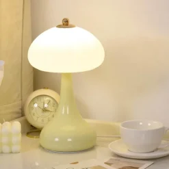 Romantische cremefarbene Tischlampe – elegantes Beleuchtungsdekor für Zuhause