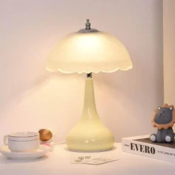 Romantische cremefarbene Tischlampe – elegantes Beleuchtungsdekor für Zuhause